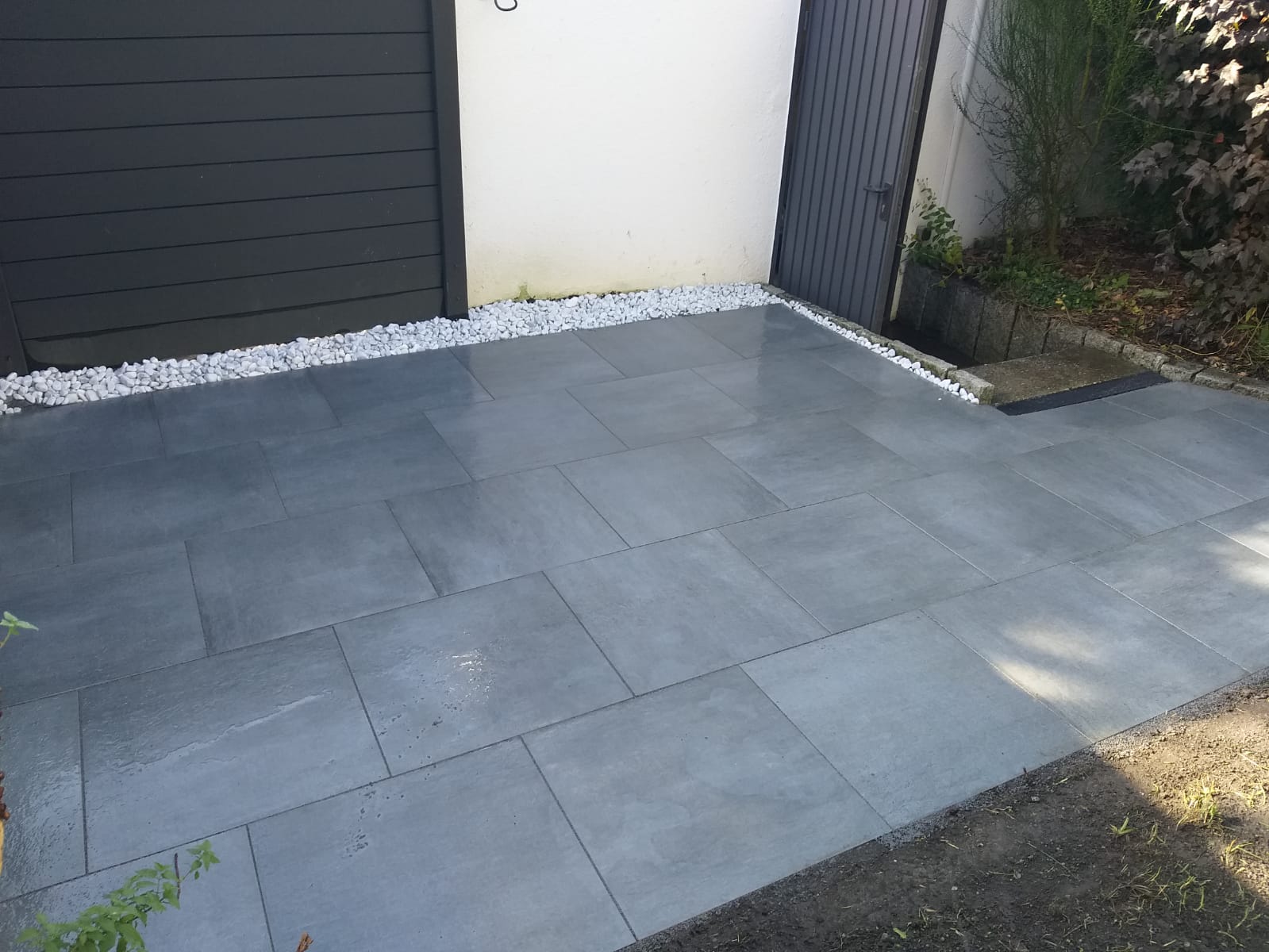 Terrassenerstellung mit Feinsteinzeugplatten